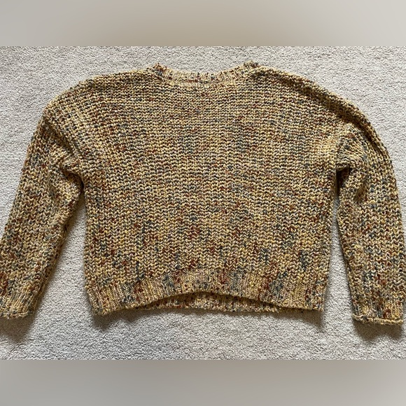 Cute, Casual, & Comfy Sweater (Zoom in!) - Picture 4 of 6